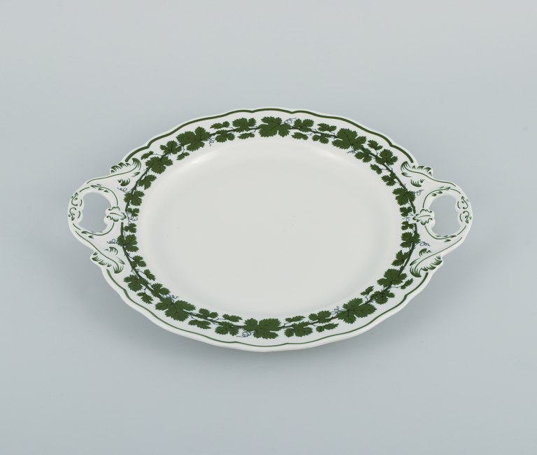 Meissen. Green Ivy Vine Leaf. Rundt fad med hanke i håndmalet porcelæn.