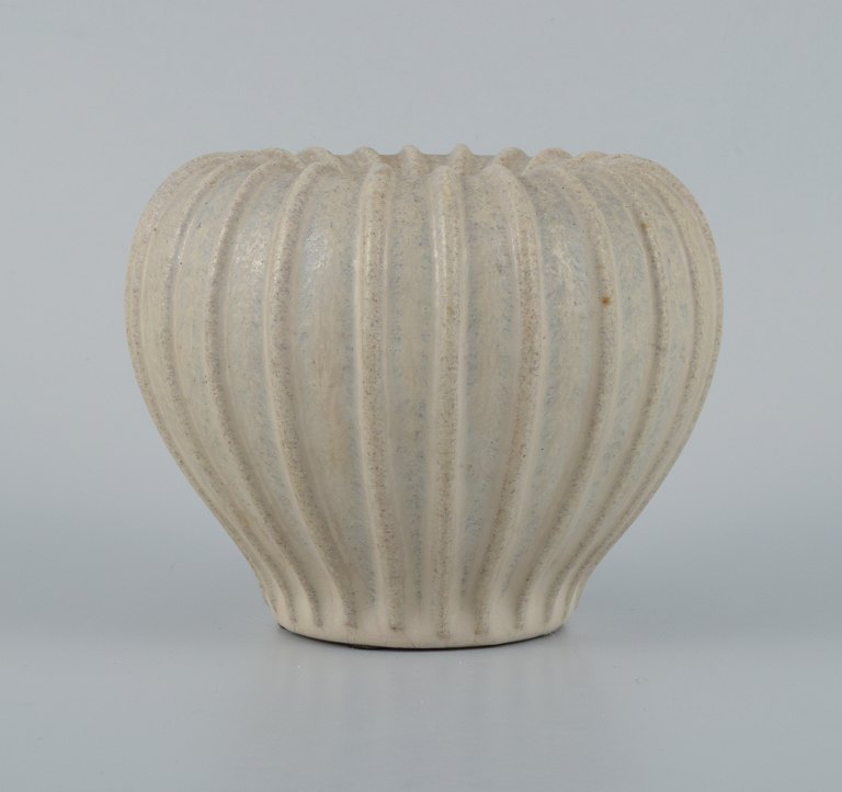 Arne Bang, ceramic vase in grooved design with sand-coloured glaze.
Model No. 3
1940/50s.