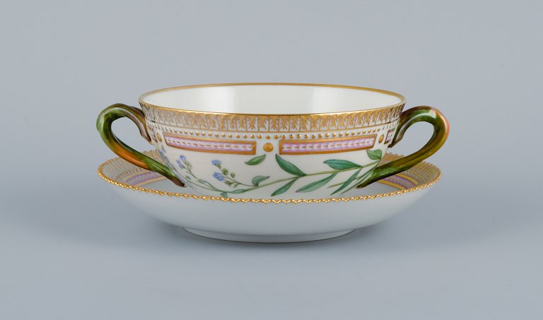 Royal Copenhagen Flora Danica boullionkop med underkop i håndmalet porcelæn med 
grenformede hanke, blomster og gulddekoration. 
PROVENIENS : VALDEMARS SLOT
Modelnummer 20/3612.  
