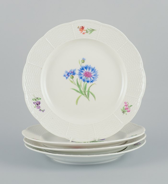 Meissen, et sæt på tre middagstallerkner i porcelæn.
Håndmalet med blomstermotiver.