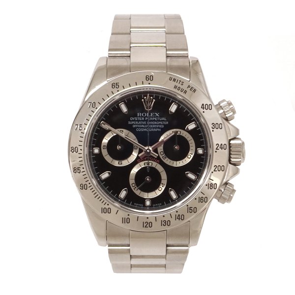 Rolex Daytona ref. 116520 årgang 2003. Fuldt dansk sæt bl.a. indeholdende 
certifikat, boks og original købskvittering fra A. M. Berg, Odense dateret 
12.12.03. Leveres i flot stand og nyserviceret. D: 40mm