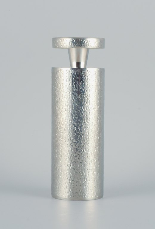 Lars Göransson, hammerslået modernistisk cocktailshaker i tin.