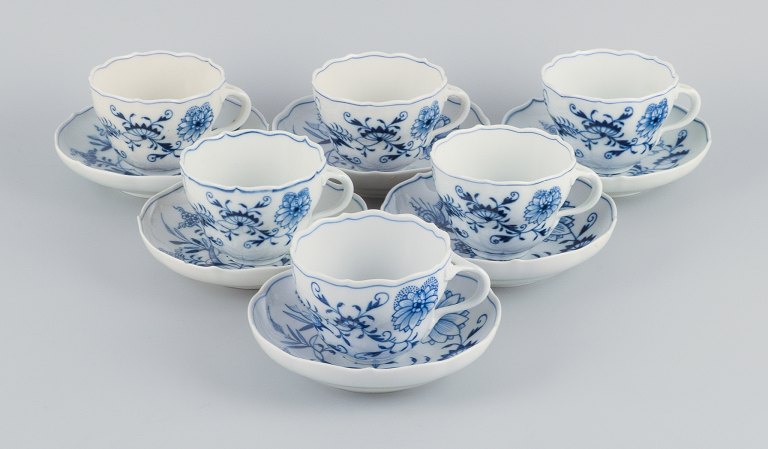 Meissen, Tyskland.  Seks løgmønstret kaffekopper med underkopper i håndmalet 
porcelæn.