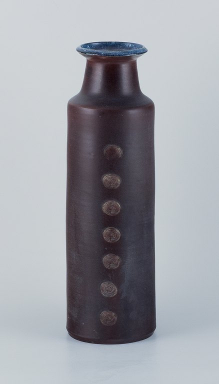 Jacob Bang (1932-2011) for Hegnetslund Lervarefabrik, Denmark.
Large ceramic floor vase in a modernist style.