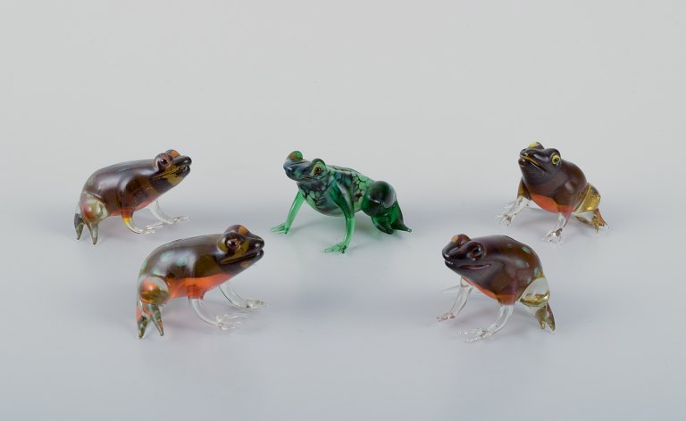 Murano, Italien. En samling på fem miniature glasfigurer af frøer i farvet 
kunstglas.