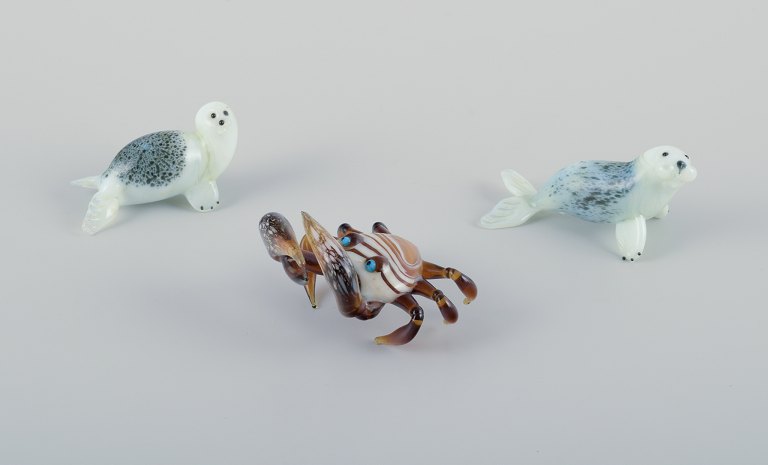 Murano, Italy. A collection of three miniature glass figurines consisting of two 
seals and a crab in colored art glass.