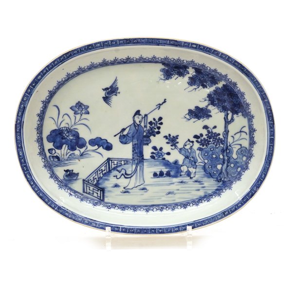 Ovale tiefe blau dekorierte chinesische Platte aus Porzellan. Qing Dynastie 18. 
Jahrhundert. Masse: 33x25cm