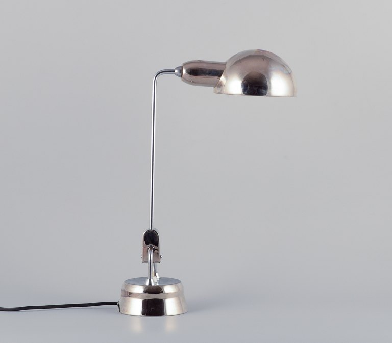 Charlotte Perriand for Jumo, Frankrig. Skrivebordslampe i forkromet metal.