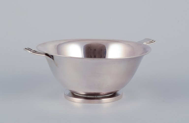 Evald Nielsen, Danish silversmith. Art Deco bowl in 830 silver.