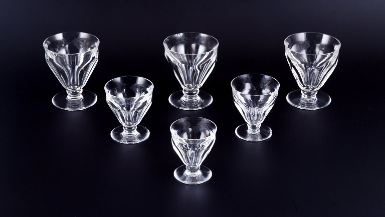 Baccarat, Frankrig. Et sæt på seks Art Deco glas i facetslebet krystalglas. 
Forskellige størrelser.