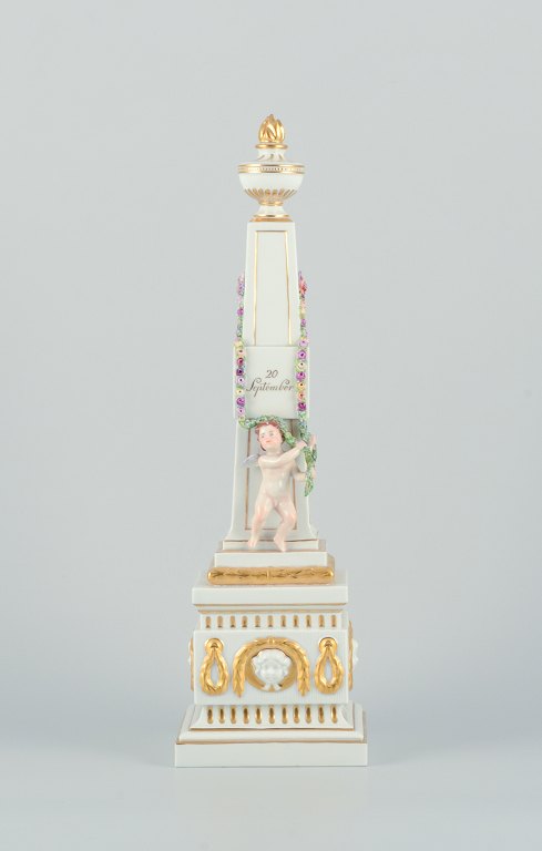 Royal Copenhagen Flora Danica, obelisk for table decoration.
Putti surrounded by garlands, budding flowers