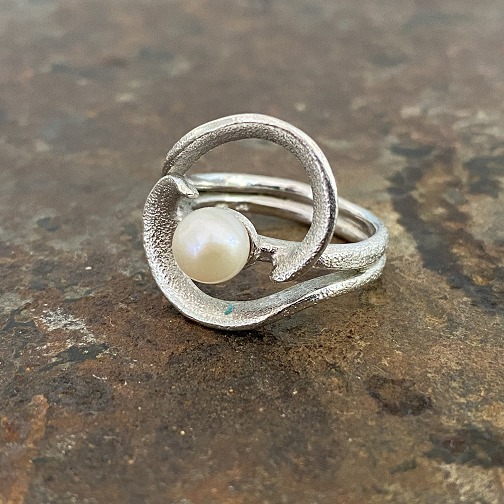 Skulpturel ring af sterling sølv