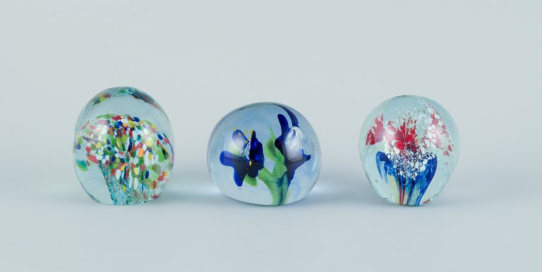 Skandinavisk glaskunstner. Tre brevpressere i kunstglas. Blomstermotiver med 
mere indlagt i glasset. Håndlavet.