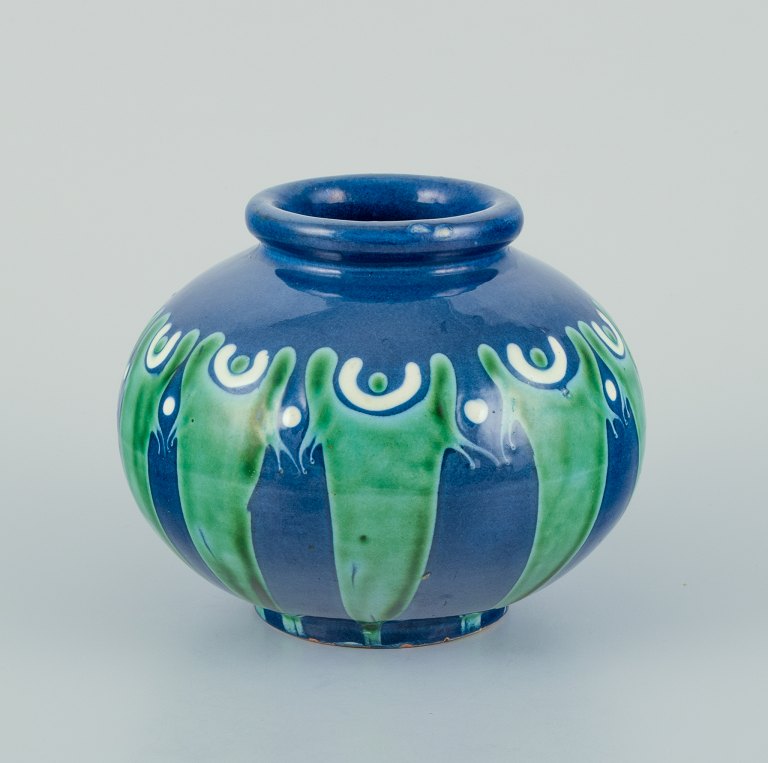 Kähler, Danmark. Vase i keramik. Kohornsteknik.
Glasur i blå og grønne toner.