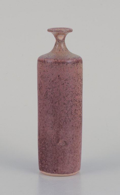 Rolf Palm (1930-2018), svensk keramiker.
Unika miniaturevase med glasur i grønbrune nuancer.