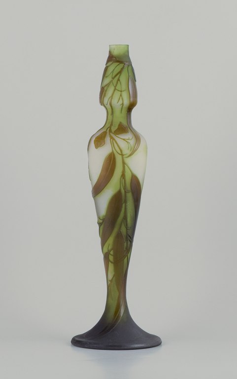 Émile Gallé (1846-1904), Frankrig. Colossal art glass vase with floral motifs in 
shades of green. Pâte de verre technique. A rare model.