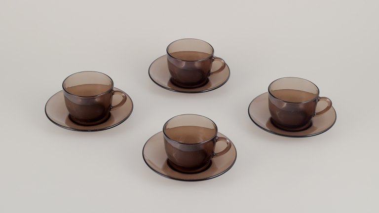 Vereco, Frankrig. A set of four coffee cups and saucers in smoked art glass.