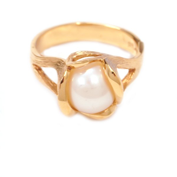 14kt gold Per Borup, Denmark, Changeling Ring with a pearl. Ringsize 57