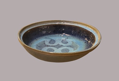 Large dish
Private studio
Glazed stoneware in blue nuances
L: 31 cm, B. 30 cm, H: 8 cm
Good condition 
Helle Allpass (1932-2000), Signed 1968
