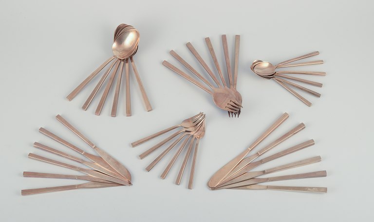 Sigvard Bernadotte "Scanline" brass flatware.
Six-person dinnerware. 36 pieces in total.