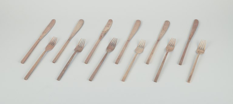 Sigvard Bernadotte "Scanline" brass flatware.
Six dinner knives and six dinner forks.