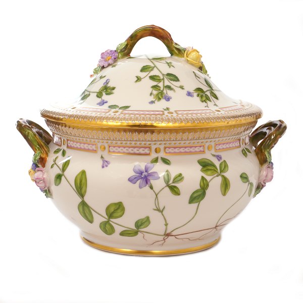 Royal Copenhagen round Flora Danica tureen 3562.
"Veronica Buxbaumii Ten."
H: 26cm. D lid: 25cm