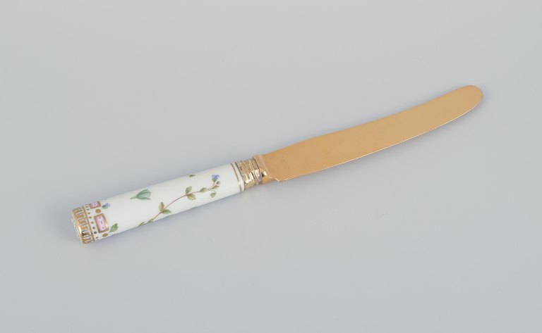 Royal Copenhagen Flora Danica/Georg Jensen. Dinner knife, hand-painted with Flora Danica motif.