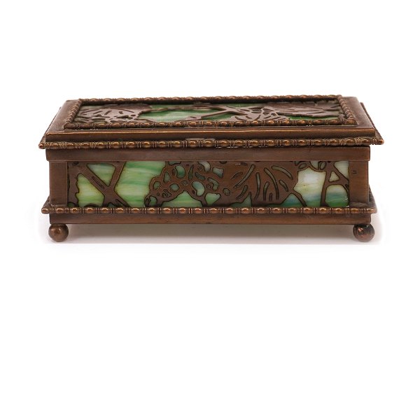 Tiffany Studios New York small stamp box. H: 3,5cm. L: 10cm. D: 5,5cm