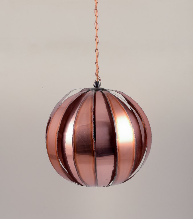 Svend Aage Holm Sørensen, kugleformet loftslampe af syreskåret kobber.