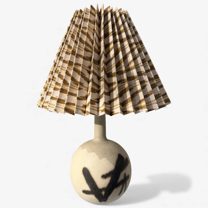 Eigil Hinrichsen / Eget værkstedBordlampe i stentøj m. sort mønster og ny skærm.Der medfølger ikke en skærm til lampen, men dette kan tilkøbes. Kontakt os venligst for mere information.1 stk. på lagerOriginal stand