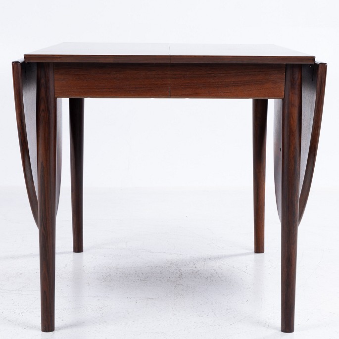 Arne Vodder / Sibast Furniture
Model 227 - Dining table in rosewood with flaps and two extension leaves.
1 pc. in stock
