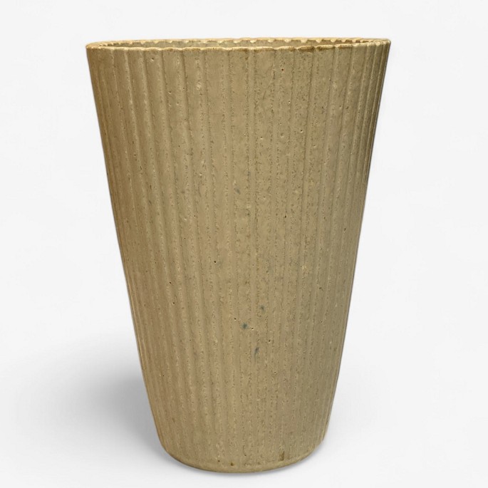 Arne Bang
Tall fluted vase in stoneware with light glaze.
1 pc. in stock
