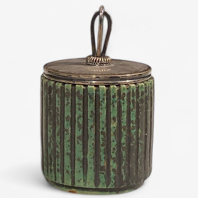 Arne Bang
Model AB 128 - Lidded jar in fluted stoneware with green glaze. Signed.
1 pc. in stock
