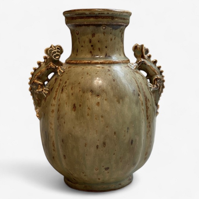 Bode Willumsen / Royal Copenhagen.
Vase in stoneware w. handle and sung glaze (model 20125). Signed.
1 pc. in stock
