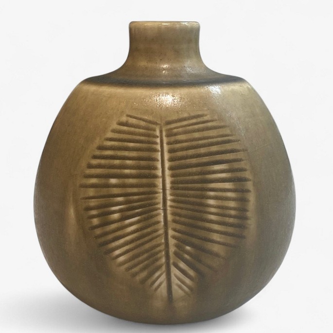 Eva Stæhr-Nielsen / Saxbo.
Vase in stoneware with motif in greenish colors. Signed.
1 pc. in stock
