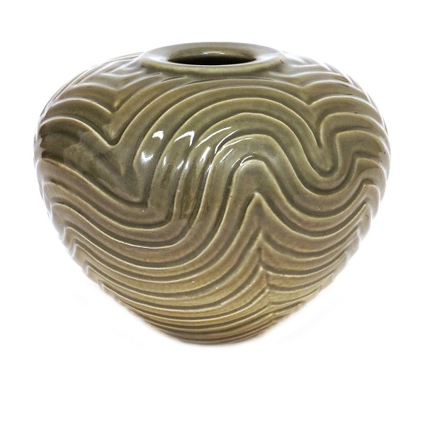 Per Weiss kugleformet stentøjsvase med celadon glasur og organisk riflet 
dekoration. Per Weiss 1953-2023. H: 18cm. D: 21cm