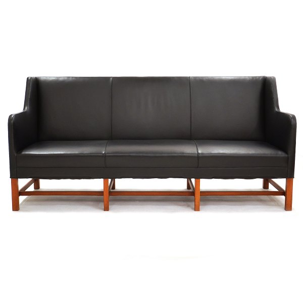 Kaare Klint trepersoners sofa betrukket med sort læder 5011. Fremstillet af Rud. 
Rasmussen. Fremstår i god stand med flot læder og stel med mindre brugsmærker. 
H: 92cm. L: 194cm. D: 65cm