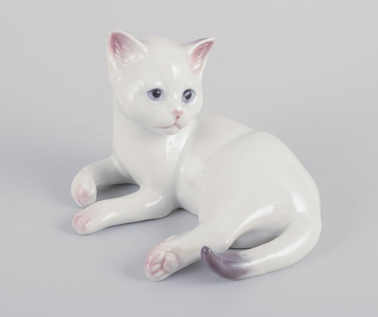 Royal Copenhagen. Porcelænsfigur af liggende hvid kattekilling.