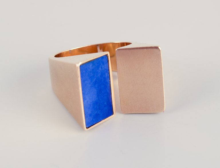 Ole Lyngaard, Danmark.
14 karat kraftig guldring med lapis lazuli.