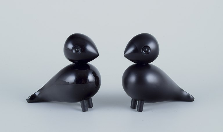 Kay Bojesen (1886-1958), dansk designer.
To turtelduer af træ. Håndmalet i sort.