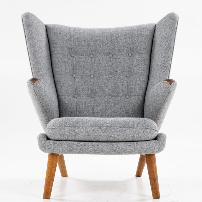 Hans J. Wegner / AP Chair
AP 19 - Newly upholstered Teddy Bear chair in grey textile (Hallingdal 65-wool, 
colour code: 130).
1 pc. in stock
