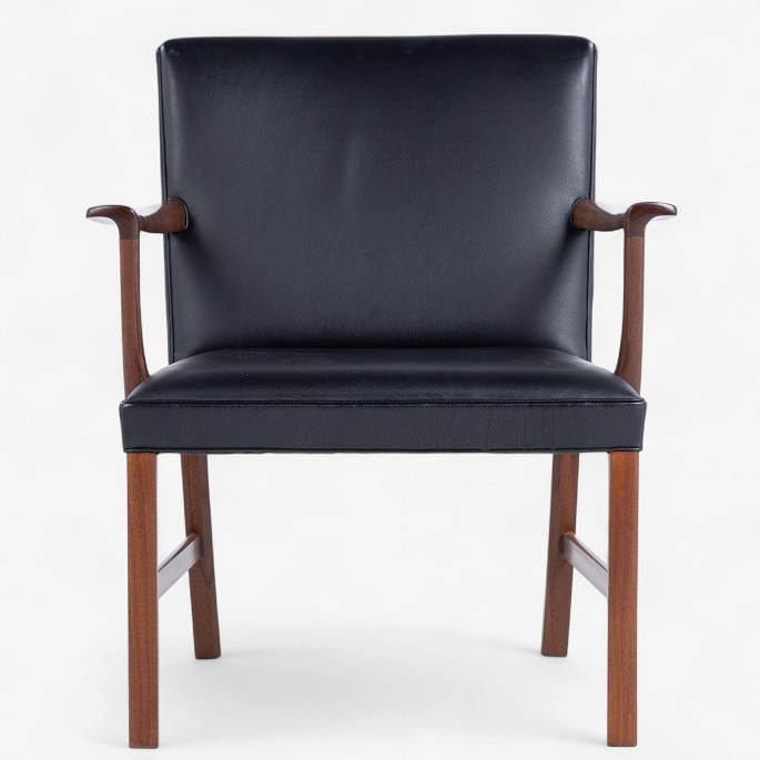 Ole Wanscher / A.J. Iversen
Armchair in mahogany and black leather.
1 pc. in stock
