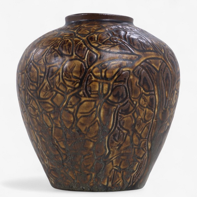 Axel Salto / Royal Copenhagen
Stoneware vase decorated with foliage and brownish glaze. Signed.
1 pc. in stock
