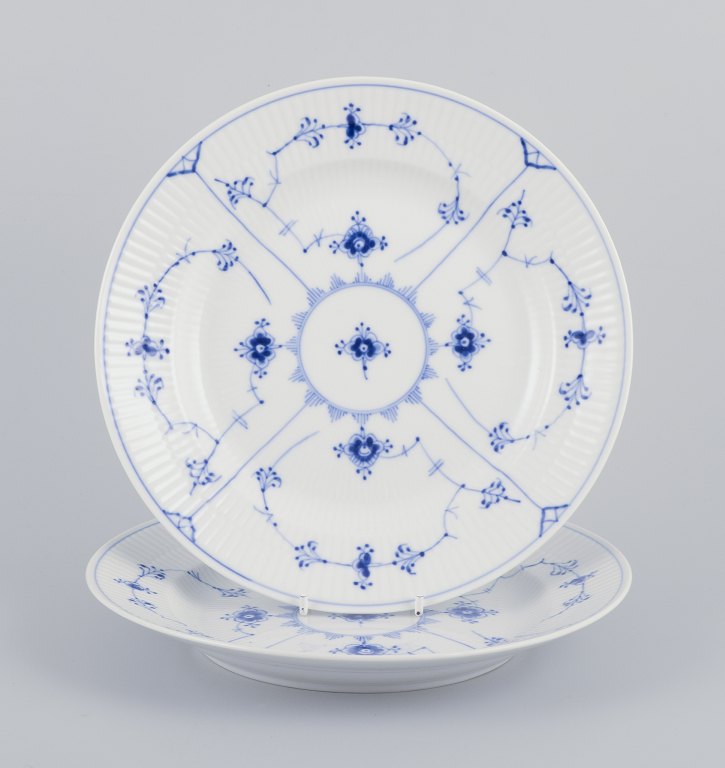 Royal Copenhagen Musselmalet Riflet.
To middagstallerkner i porcelæn.