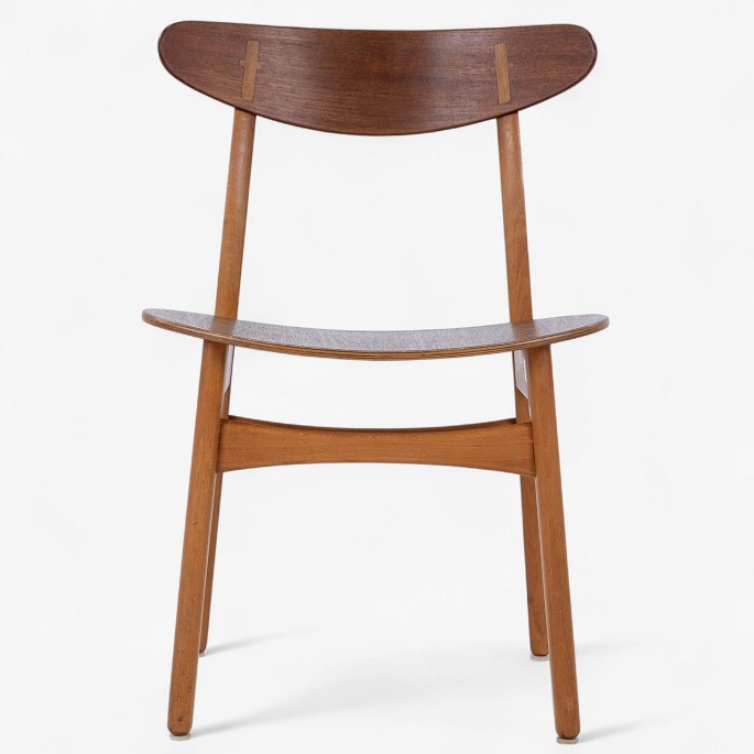 Hans J. Wegner / Carl Hansen & Søn.
CH 30 - Spisestol med stel i patineret bøg og kopstykke i teak.
1 stk. på lager

