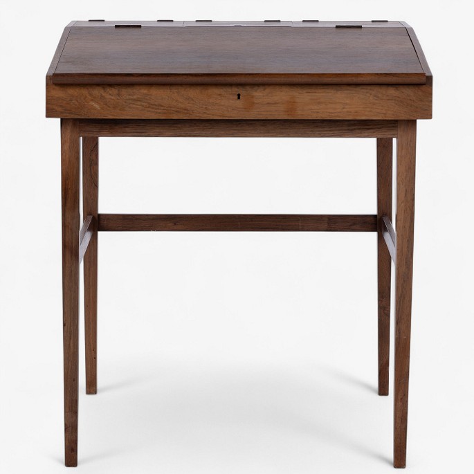 Finn Juhl / Niels Vodder.
NV 40 - Desk in rosewood with mirror and recessed brass handles.
1 pc. in stock
