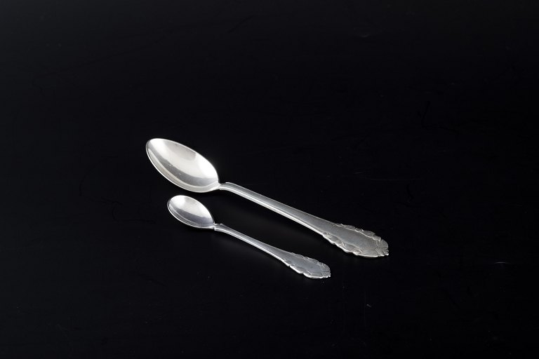 Georg Jensen
Salt spoon and tea spoon in the pattern "Liljekonval" (Lily of the Valley).