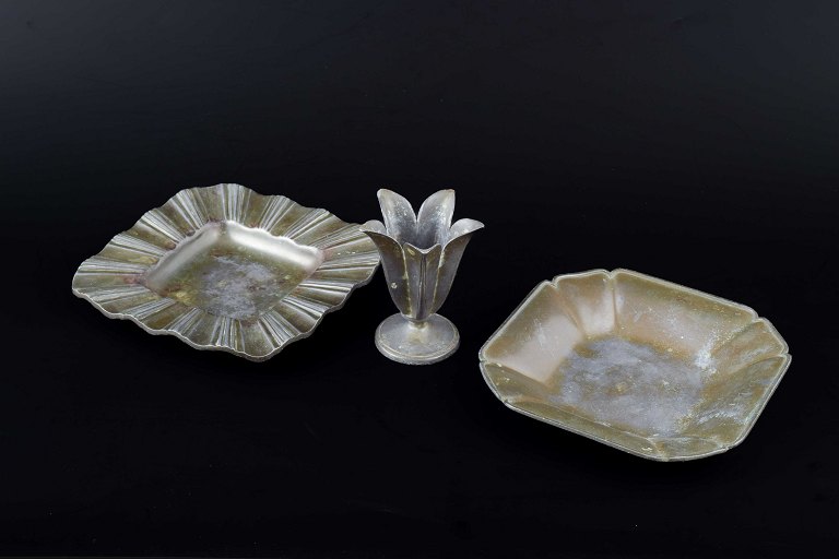 Just Andersen (1884–1943)
Tin. Vase samt to askebægre.
