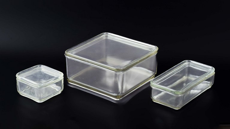 Bauhaus – Wilhelm Wagenfeld
Set of three rectangular storage boxes in pressed glass.