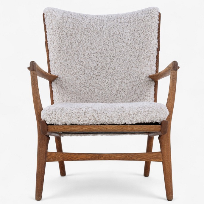 Hans J. Wegner / AP Chair
AP 16 - Armchair upholstered in lambskin (color: Moonlight) with a frame in 
patinated oak.
1 pc. in stock

